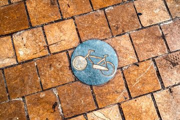 Obraz na płótnie Canvas metallic bicycle sign on the pavement