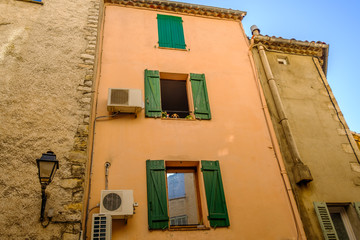 Fototapeta na wymiar Façade d'une maison avec des volets vertes de village de Fayence, Provence, France. 