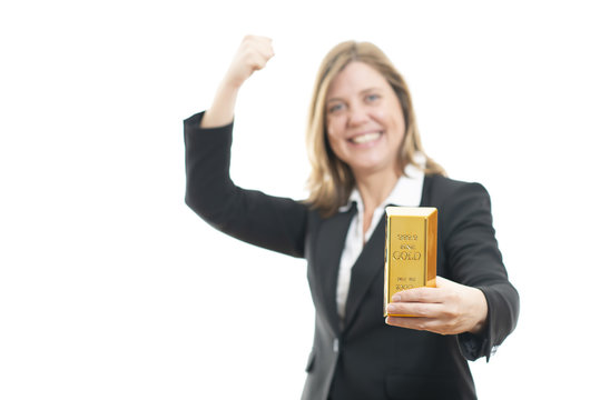 Frau freut sich über den Goldbarren