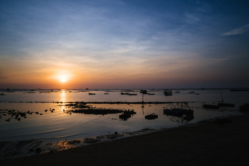 Obraz premium Beautiful Sunset Sunrise Sky over tropical sea landscape, vintage filter.