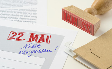Roter Stempel auf Unterlagen - 22. Mai