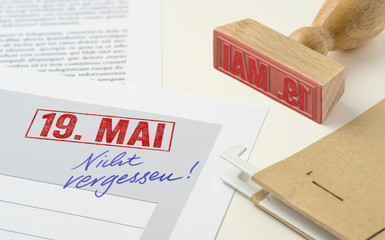 Roter Stempel auf Unterlagen - 19. Mai