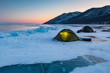 Biwak o zachodzie słońca. Jezioro Bajkał - obrazy, fototapety, plakaty
