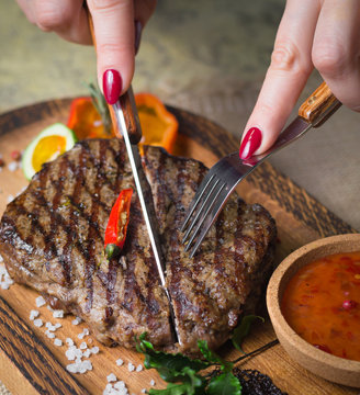 Ribay steak, grilled meat, steak on the board, grilled meat with vegetables, steak with vegetables, meat with vegetables, meat with pepper, meat with pepper, steak with pepper, fried steak, medium roa