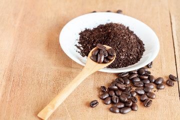 Coffee powder in white dish on wood table.