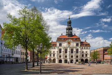 Fototapeta na wymiar Lüneburg - Frühlings Grün am Markt vor dem Rathaus