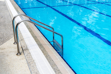 Obraz premium Swimming pool with stair at hotel close up.