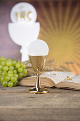 Obraz premium Eucharist symbol of bread and wine, chalice and host, First communion background