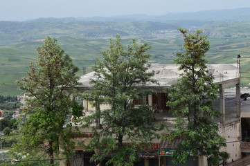 Fototapeta na wymiar maison dans la montagne