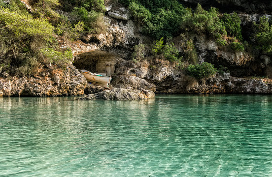 barca en cala con agua turquesa en mallorca