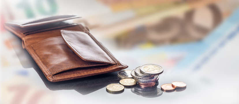 Finanzen, Geldb&ouml;rse und Eurobargeld auf spiegeldem Tisch, Hintergrund, Panorama