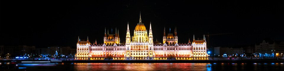 Obraz premium Night view of illuminated Parliament building in Budapest, Hungary