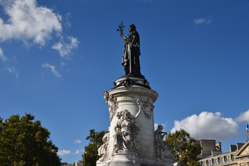 Fototapeta na wymiar Statue de Marianne place de la République à Paris, France