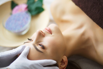 Obraz na płótnie Canvas Masseur doing massage the head of an woman in spa salon