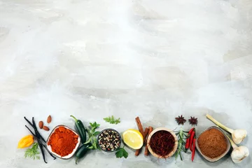 Crédence de cuisine en verre imprimé Aromatique Épices et herbes sur table. Ingrédients de la nourriture et de la cuisine.