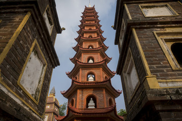 Une pagode taoiste avec son pilier rouge au centre   dans la ville de hanoi 