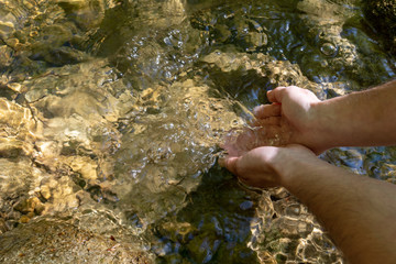 Hand im Wasser waschen und abspülen - Wasser sammeln