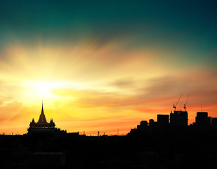 Naklejka premium Silhouette of the temple and the city of evening time with beautiful sky light