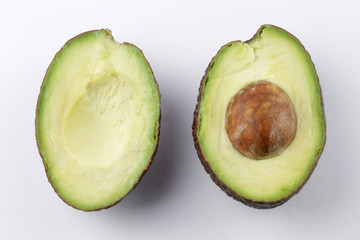 Avocadohälfte auf weißem Hintergrund