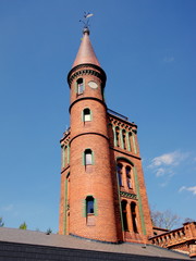 Fototapeta na wymiar Wieżyczka na dawnym budynku sanatorium w Sokołowsku - niesamowita architektura