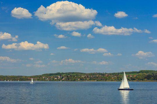 Weiss-blauer Himmel &uuml;ber Breitbrunn am  Ammersee