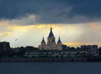 Obraz premium Alexander Nevsky cathedral in Nizhny Novgorod Russia. Stormy sky at sunset. View through the river
