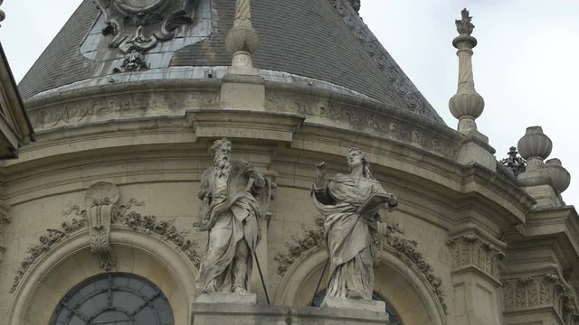 Statues decorating on the Ch√¢teau de Versailles