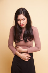 Obraz premium Young Asian woman got stomachache.