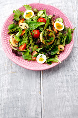 grüner spargelsalat mit pilzen und ei