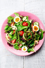 grüner spargelsalat mit pilzen und ei