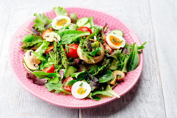grüner spargelsalat mit pilzen und ei