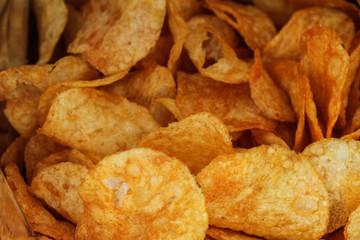 Frische geröstete Kartoffelchips in einer Chipstüte