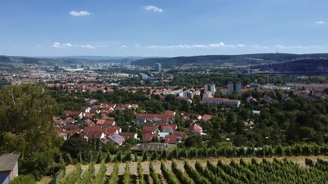 Stuttgart mit Weinbergen und Blick über das Stadtpanorama von Bad Cannstatt, Gaskessel, Stadion und Neckartal