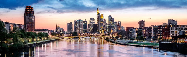 Hochauflösende Luftpanoramaansicht von Frankfurt, Deutschland nach Sonnenuntergang. © Augustin Lazaroiu