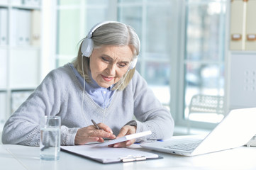 senior woman using laptop