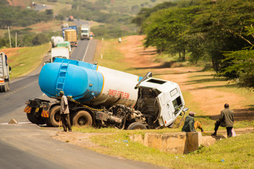 Tanker truck crashed and return on the road from Nairobi and Mombasa to Kenya in Africa