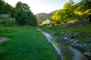 Atardecer en el Regato con río y prados verdes. Atardecer onírico.