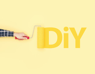 Decorator painting DIY on a wall © stokkete