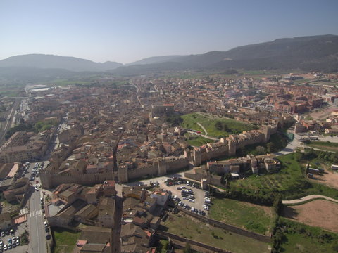 Drone en Montblanc / Montblanch, pueblo de Tarragona en Cataluña (España) capital de la Conca de Barbera. Fotografia aerea con Dron
