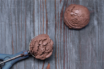 Obraz na płótnie Canvas Chocolate ice cream on wooden background