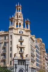 Fototapeta premium Prachtbau an der Plaza del Ayuntamiento in Valencia, Hochformat