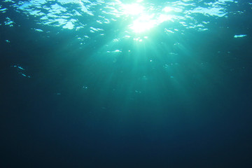Fototapeta na wymiar Sunburst in ocean