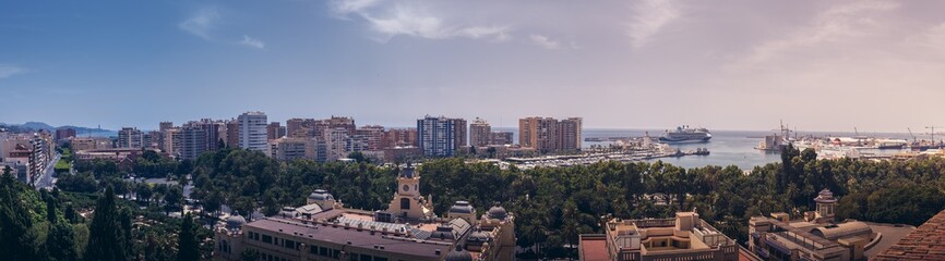 Fototapeta na wymiar Preciosa panoramica en el atardecer del puerto de malaga, andalucia, españa