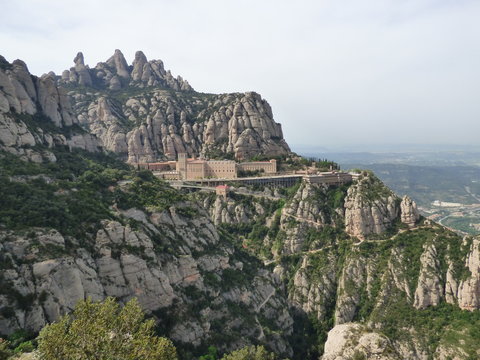 Montserrat, monasterio y montaña cercana a Barcelona en Cataluña (España)