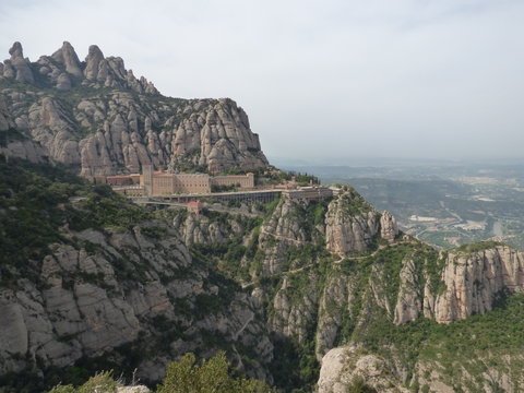 Paisaje de Montserrat, montaña y monasterio cercano a Barcelona en Cataluña (España)