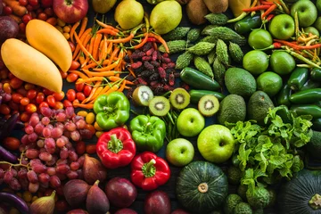 Gordijnen Plat leggen van verse biologische groenten en fruit, verschillende groenten en fruit voor gezond eten, kleurrijke groenten en fruit voor een gezonde levensstijl © peangdao
