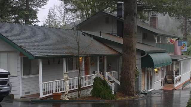 Right pan over innkeeper's house and motel office near Grants Pass, Oregon