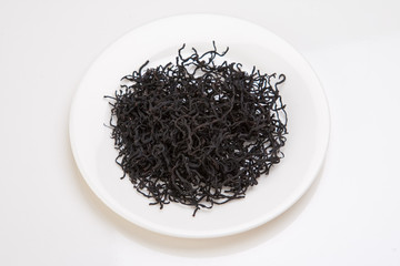 Fototapeta premium 乾燥ひじき 皿の上にのせた乾燥ひじきの素材写真 日本 家庭料理