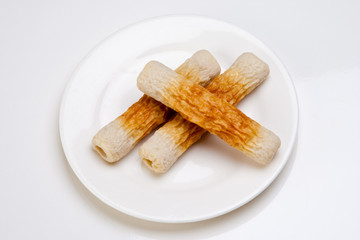 ちくわ　ちくわを皿に乗せた素材写真