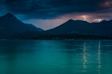 Gewitter mit Blitz über dem See in den Bergen - Walchensee in Deutschland - obrazy, fototapety, plakaty